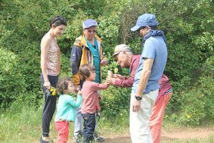 娱乐吃瓜酱爷爷打伞,娱乐界的温馨一幕  第3张